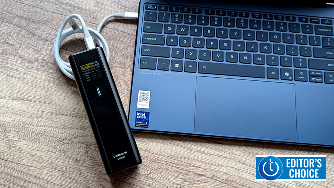 The CUKTECH 15 Ultra is plugged into a laptop. 